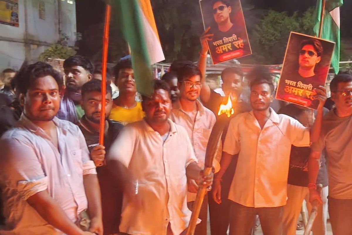 भरत भूषण तिवारी एनकाउंटर विवाद: बलिया में सैकड़ों युवाओं का विरोध प्रदर्शन, निष्पक्ष जांच की मांग तेज 1 Untitled Design 2026 06 21T101408.579