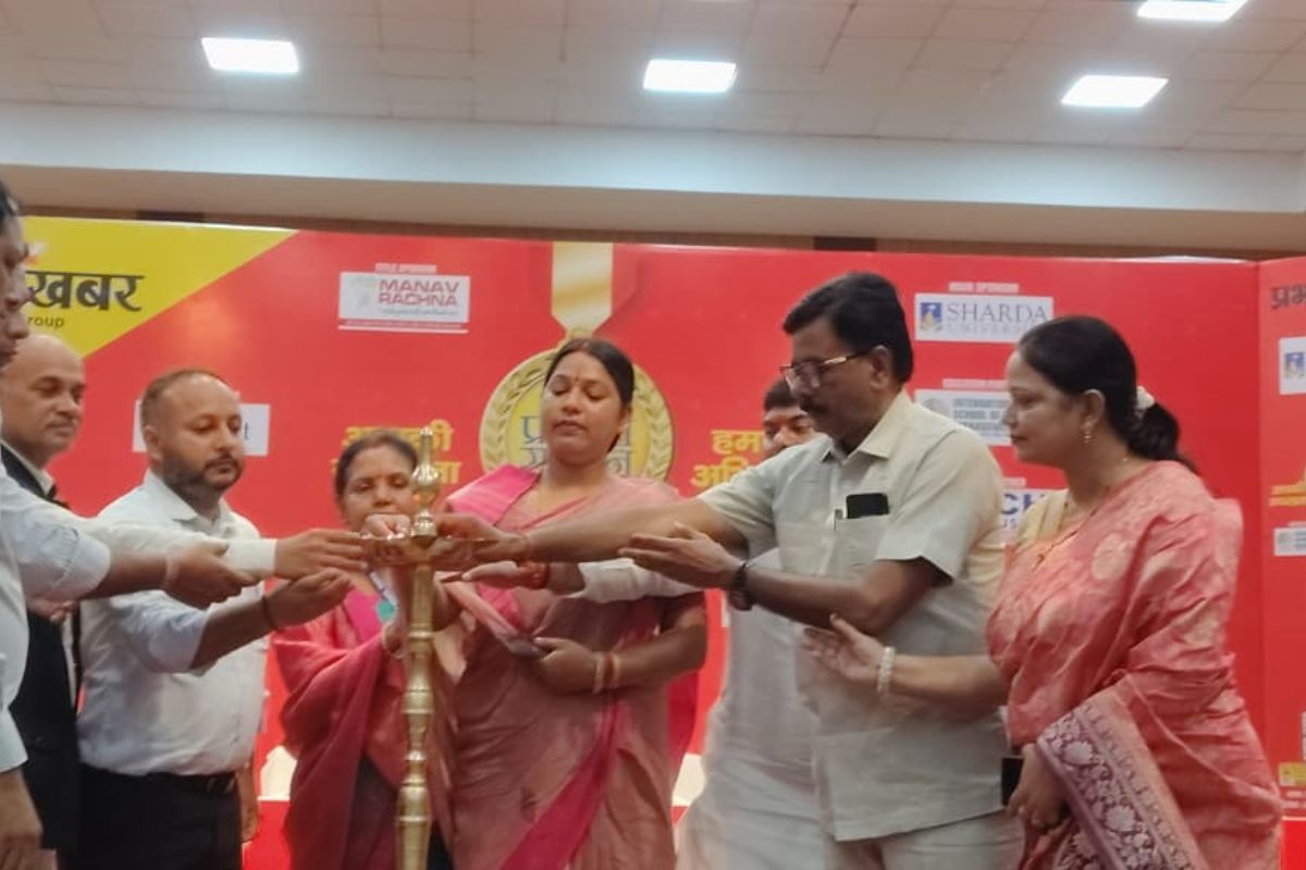 सारण के 700 मेधावी छात्र-छात्राएं सम्मानित, देखें प्रभात खबर के प्रतिभा सम्मान समारोह की तस्वीरें 1 Untitled Design 2026 06 23T130146.267