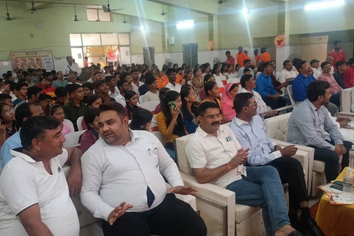 प्रभात खबर के प्रतिभा सम्मान समारोह में लखीसराय के 400 से अधिक मेधावी छात्र-छात्राओं को मिला सम्मान 2 Untitled Design 2026 06 24T123228.192