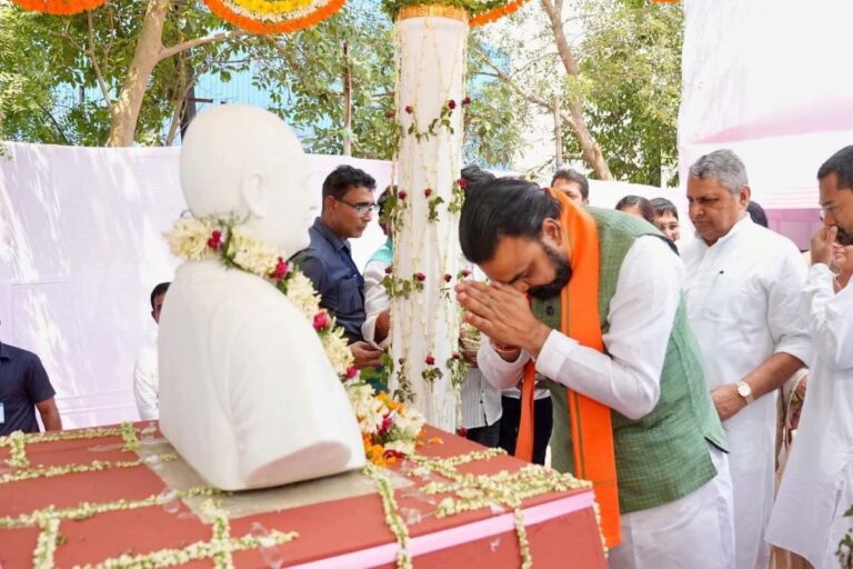 दिग्विजय सिंह की 16वीं पुण्यतिथि पर कई मंत्रियों के साथ जमुई के नयागांव पहुंचे सीएम, समाधि स्थल पर दी श्रद्धांजलि