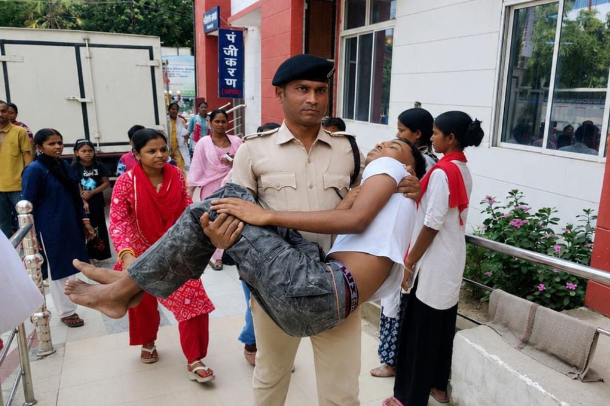सदर अस्पताल की लापरवाही पर उठे सवाल, स्ट्रेचर के अभाव में तड़पता रहा मरीज, बेहोश कैदी को पुलिस ने गोद में पहुंचाया इमरजेंसी 1 Untitled Design 2026 06 26T130140.202