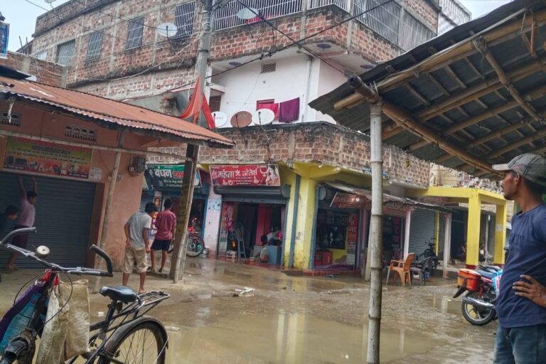 राहत के साथ आफत लाई बारिश: बेलदौर में झमाझम बरसने से गर्मी से मिली निजात, कई इलाकों में बत्ती गुल और जलभराव