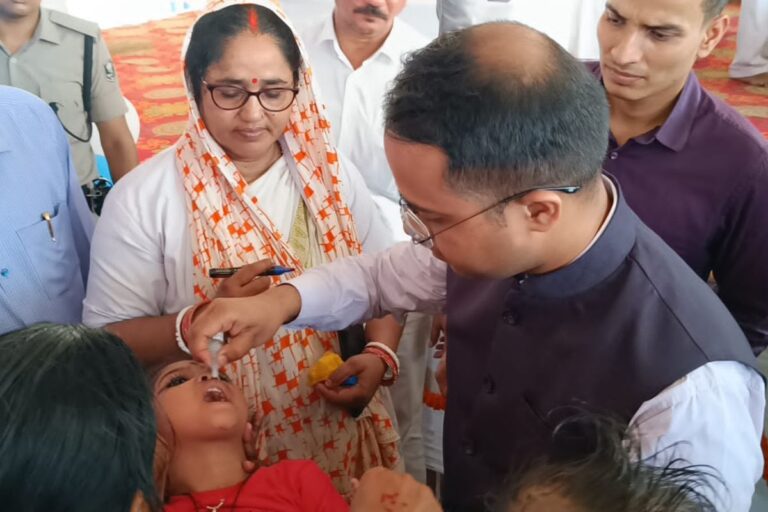 सारण में पल्स पोलियो अभियान का शुभारंभ, DM ने बच्चों को पिलाई दो बूंद, 28 जून से 2 जुलाई तक चलेगा