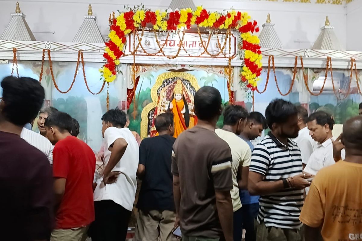 दुर्गा मां के गले से 2 सोने की हार चोरी, Cctv में कैद हुई युवती की करतूत, सीवान पुलिस जांच में जुटी 1 Untitled Design 2026 06 28T210846.889