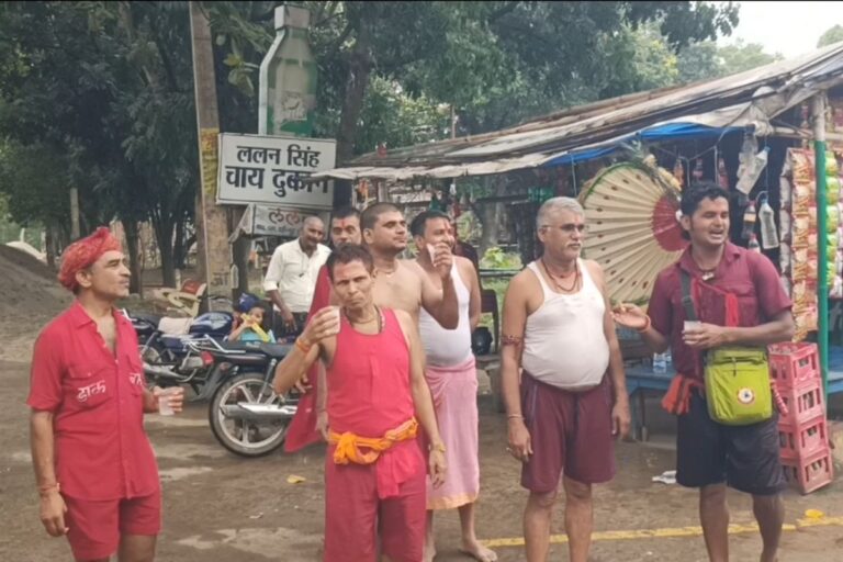 चार फीट का ताड़ से बना पंखा लेकर बाबा धाम रवाना हुए गोलू बम, अनोखी भक्ति बनी आकर्षण का केंद्र