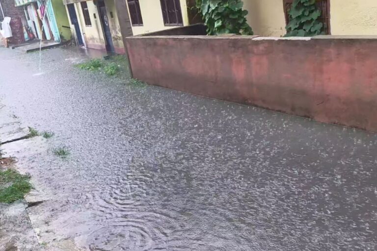 झमाझम बारिश से गर्मी से राहत, लेकिन जलजमाव ने खोली नगर परिषद की तैयारियों की पोल