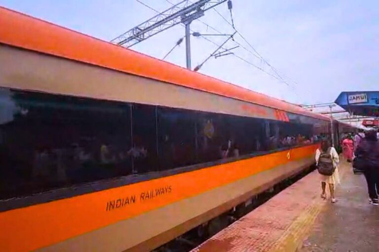 ओवरहेड तार में आयी तकनीकी खराबी, जमुई में दो घंटे तक खड़ी रही वंदे भारत समेत दो ट्रेनें