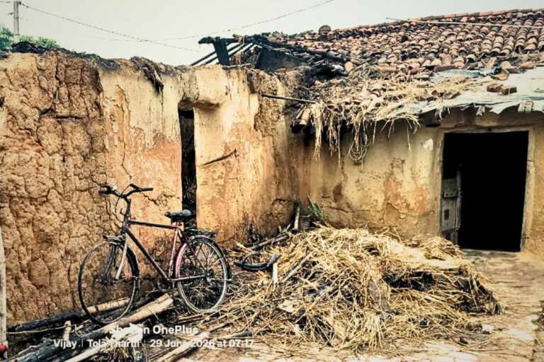 अगलगी में अनाज, जेवर और साइकिल समेत लाखों की संपत्ति राख