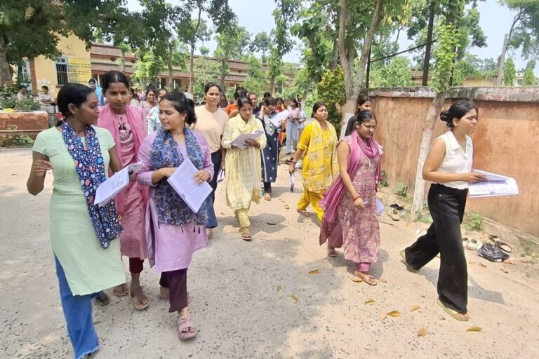 कड़ी सुरक्षा के बीच संपन्न हुई बीएड प्रवेश परीक्षा, प्रश्न देख खिले परीक्षार्थियों के चेहरे