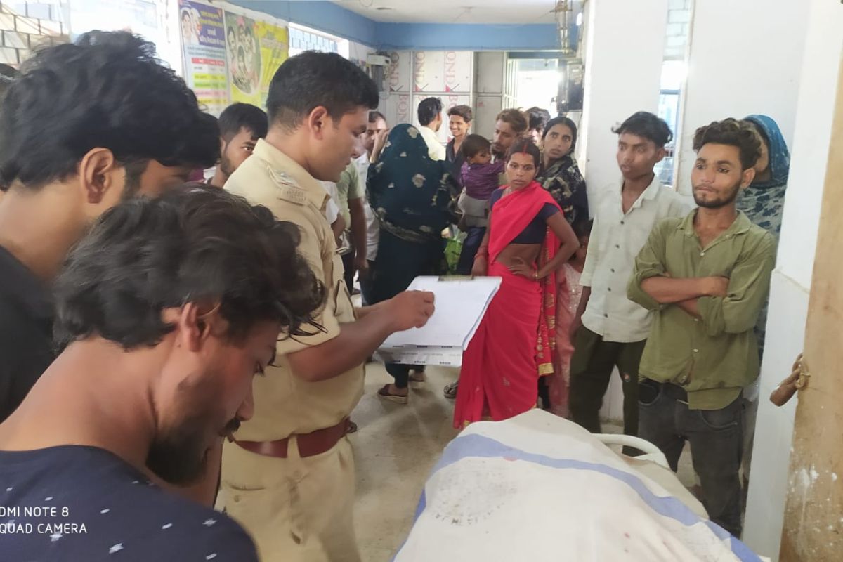 सत्संग जा रहे बाइक सवार दंपत्ति को अज्ञात वाहन ने कुचला; पति की मौके पर मौत, पत्नी गंभीर रूप से घायल 2 Sh 77 Road Accident