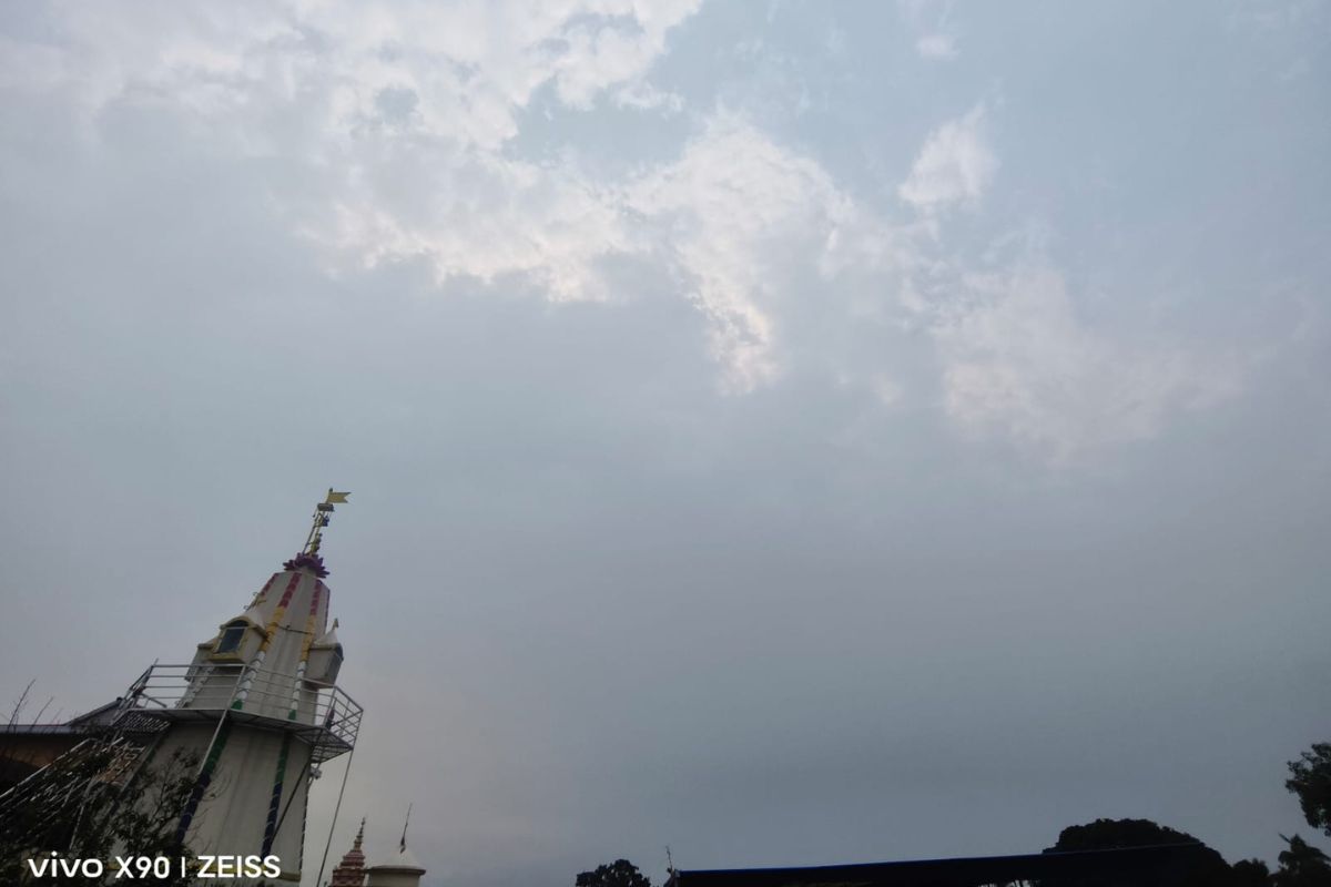 बादलों की चादर में लिपटा किशनगंज, बारिश के आसार से मौसम हुआ सुहाना 2 Kishanganj Weather Update