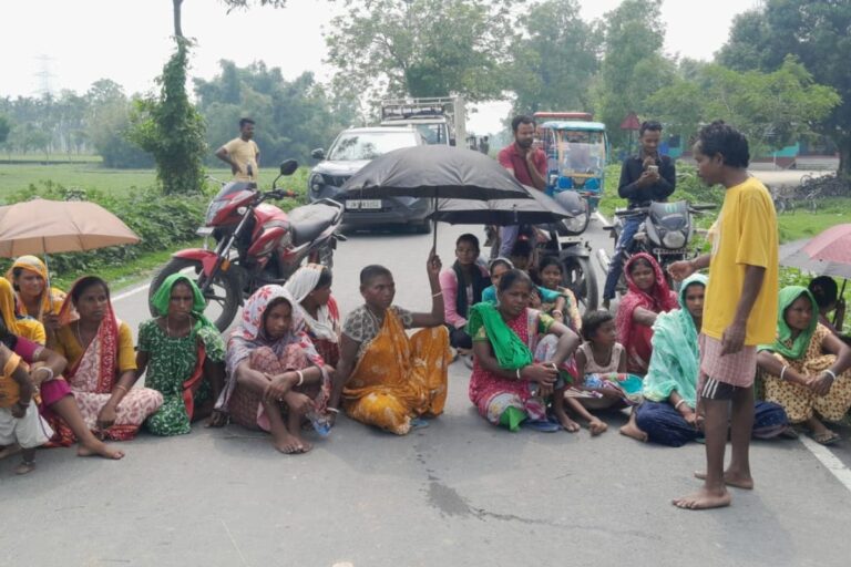 शिलान्यास बोर्ड गलत जगह लगाने पर भड़का आदिवासियों का गुस्सा; बेलुवा-रामगंज मुख्यपथ 4 घंटे तक रहा जाम