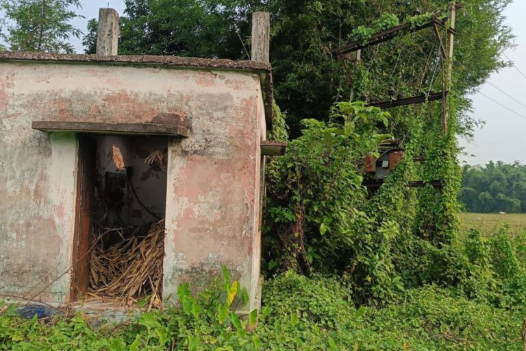 टेढ़ागाछ के कमाती गांव में वर्षों से दम तोड़ रहा सरकारी स्टेट बोरिंग