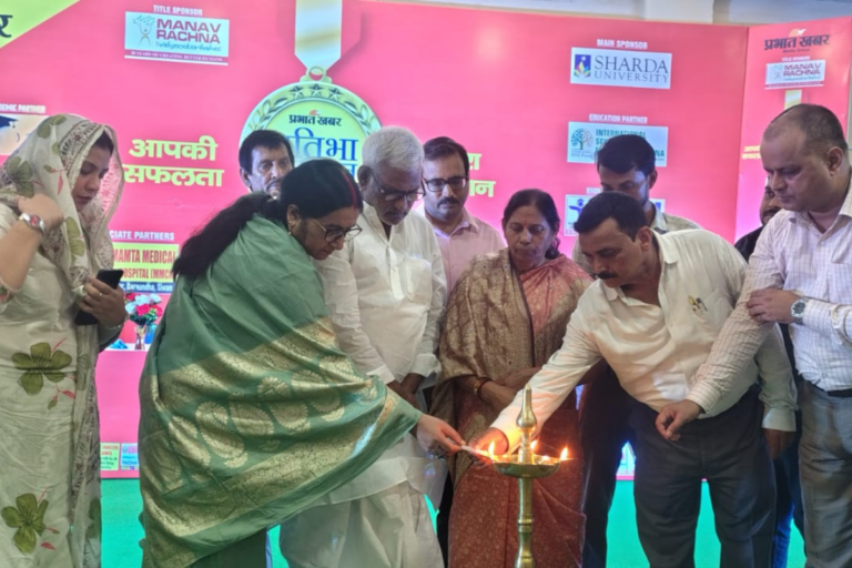 सासाराम: प्रभात खबर प्रतिभा सम्मान समारोह का उद्घाटन हुआ, भक्ति गीतों पर झूमे दर्शक