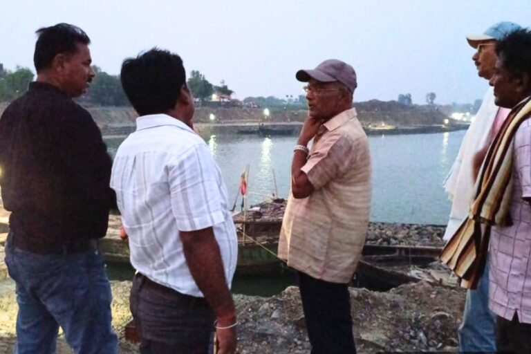 भ्गागलपुर में गंगा के बढ़ते जलस्तर के बीच मुख्य अभियंता ने किया कटाव निरोधी कार्यों का निरीक्षण