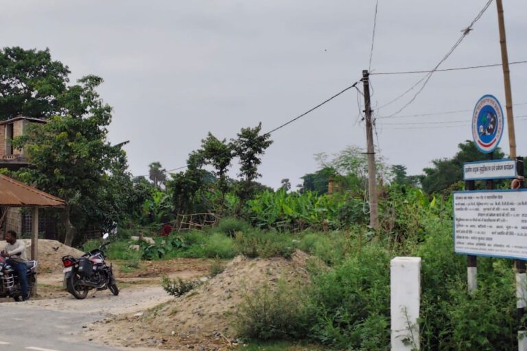 शिलान्यास के 4 महीने बाद भी नहीं बदली कुसियारी सड़क की सूरत, कीचड़ से सने बच्चों के कपड़े देख भड़के ग्रामीण, दी आंदोलन की चेतावनी