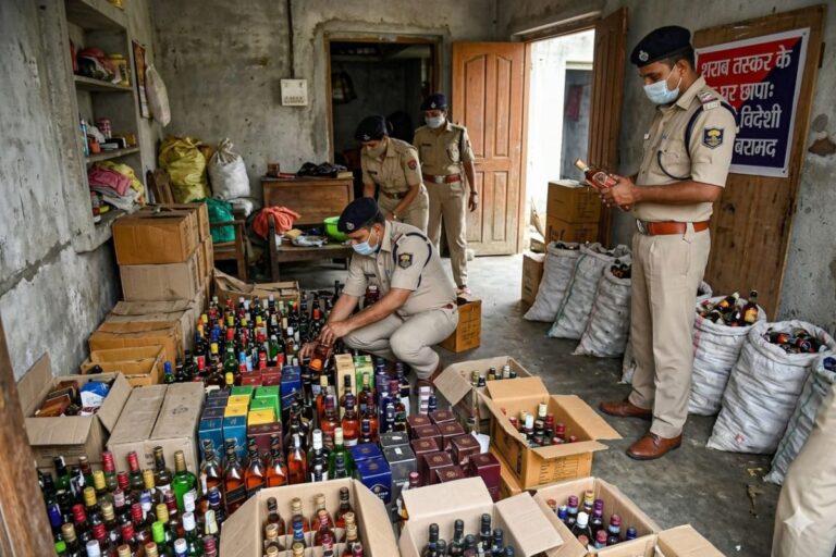 शास्त्रीनगर में होम डिलीवरी नेटवर्क का खुलासा, 10 लाख की शराब समेत 50 LPG सिलेंडर और 6 बाइक जब्त