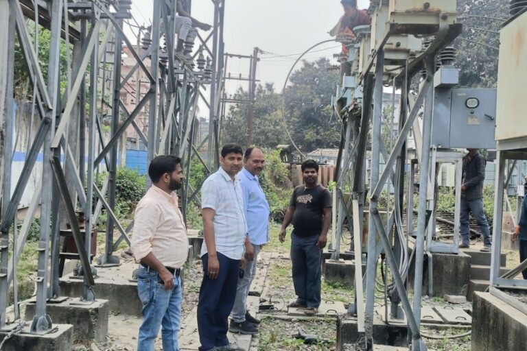 कटिहार में प्रचंड गर्मी के बीच बिजली व्यवस्था ध्वस्त, दिनभर आंख-मिचौनी के बाद रातभर कटी बिजली; जागकर रात बिताने को मजबूर शहरवासी
