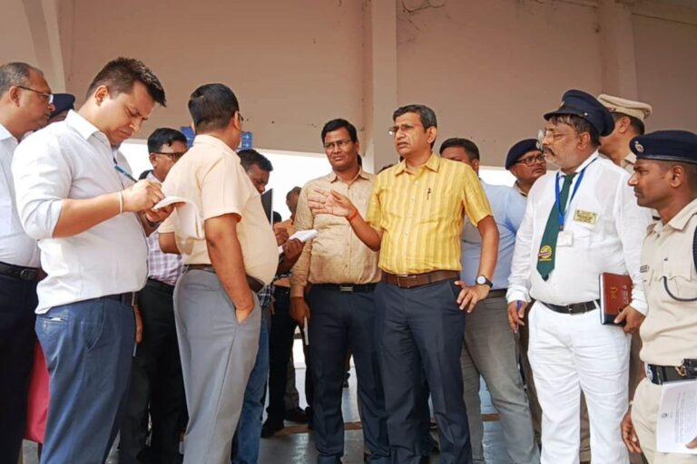 सुलतानगंज स्टेशन का डीआरएम ने किया निरीक्षण, 15 जुलाई तक एफओबी पूरा करने का निर्देश