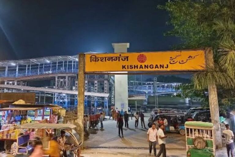 किशनगंज स्टेशन पर ट्रेनों की रफ्तार बेपटरी, 4.5 घंटे तक लेट चलीं एक्सप्रेस ट्रेनें