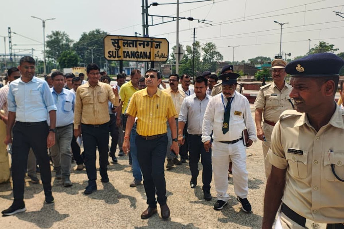 सुलतानगंज स्टेशन का डीआरएम ने किया निरीक्षण, 15 जुलाई तक एफओबी पूरा करने का निर्देश 2 Sultanganj Station Fob