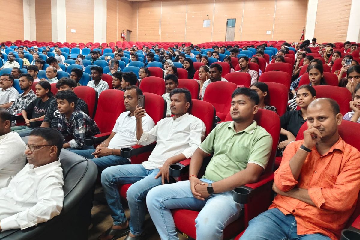 प्रभात खबर प्रतिभा सम्मान समारोह में मेधावियों का हुआ सम्मान, मेडल पाकर खिले चेहरे 3 Prabhat Khabar Pratibha Samman Samaroh 2026