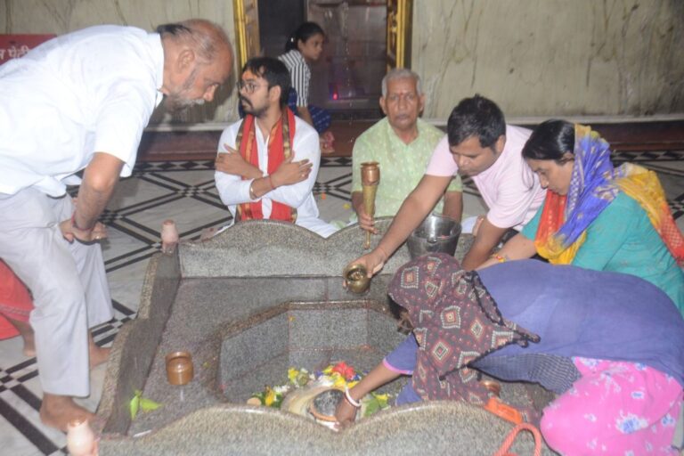 बाबा बूढ़ानाथ के दरबार में गूंजे मंत्रोच्चार, श्रद्धालुओं ने की पूजा-अर्चना