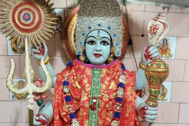 दुर्गास्थान शनिदेव मंदिर में शनिवार को उमड़ेगी श्रद्धालुओं की भारी भीड़