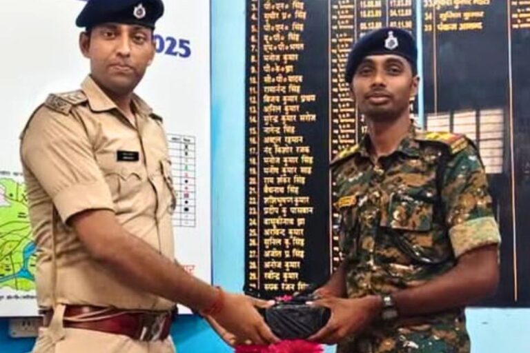 कोढ़ा पुलिस की कार्रवाई, वांछित अभियुक्त के घर से 5 लाख रुपये बरामद