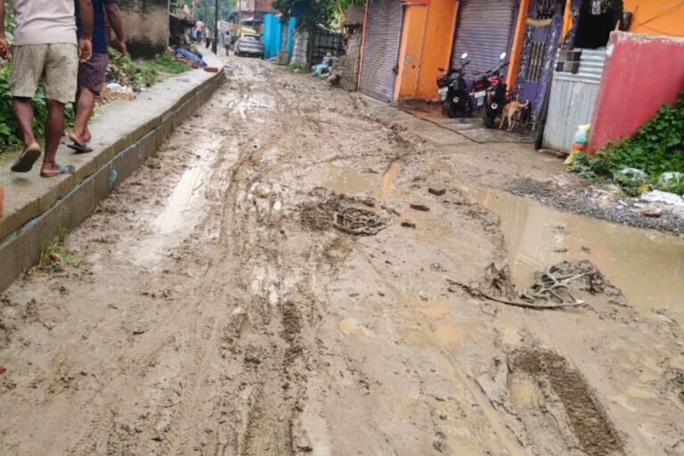 बरसात से पहले अधूरी छोड़ दी सड़क, गेड़ाबाड़ी वार्ड-5 में कीचड़ से बढ़ी लोगों की परेशानी