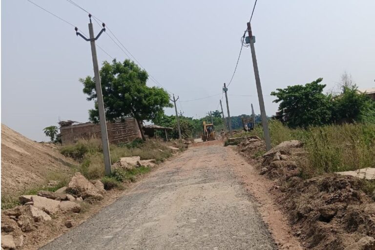 लखीसराय में करोड़ों की लागत से बनी सड़क की गुणवत्ता को लेकर उठे सवाल