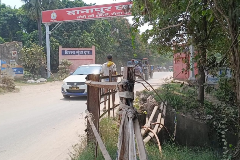 पटना के दानापुर में जानलेवा बना शाहपुर पुल, वर्षों से टूटी पड़ी है सुरक्षा दीवार