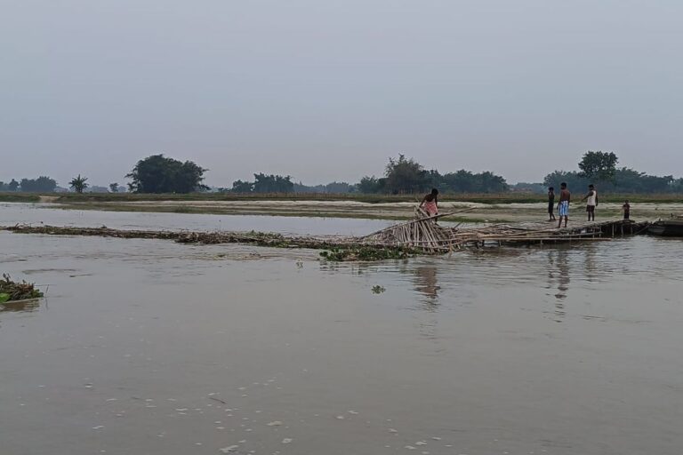 नेपाल में बारिश से उफनी रेतुआ नदी: चचरी पुल पानी में बहा, किशनगंज के दर्जनों गांवों का संपर्क टूटा