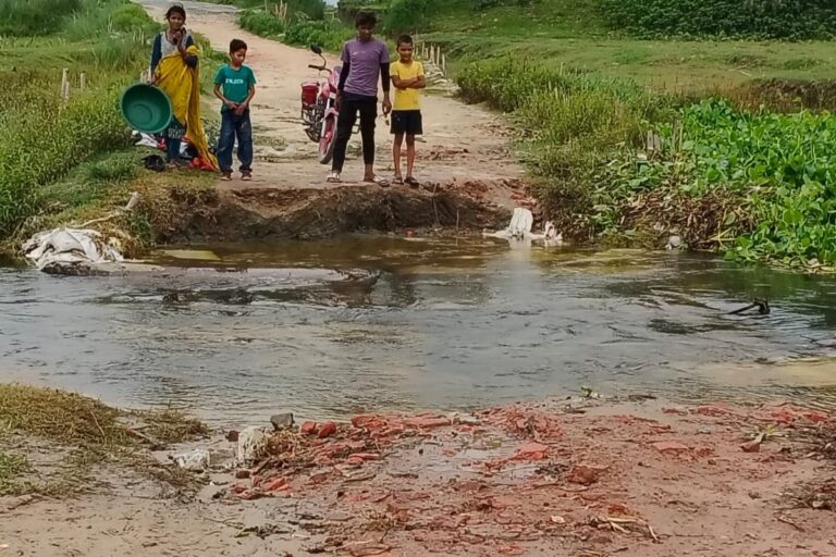 गोरियाधर रेलवे पुल के पास डायवर्सन ध्वस्त, 12 किलोमीटर अतिरिक्त सफर को मजबूर ग्रामीण