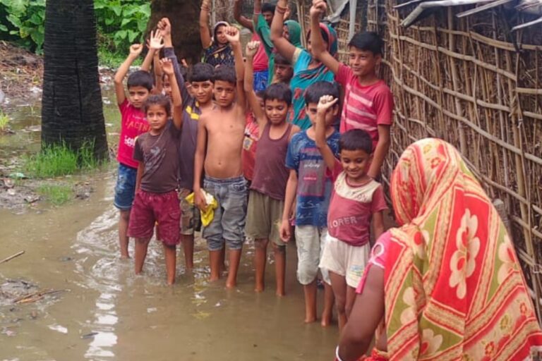 बारिश के बाद जलजमाव से फूटा ग्रामीणों का गुस्सा, नाला निर्माण की मांग को लेकर प्रदर्शन