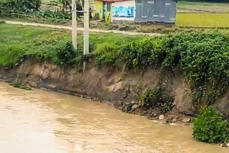 नेपाल में भारी बारिश का असर, नुना नदी के कटाव से धर्मगंज-मेहरू मुख्य सड़क पर मंडराया खतरा
