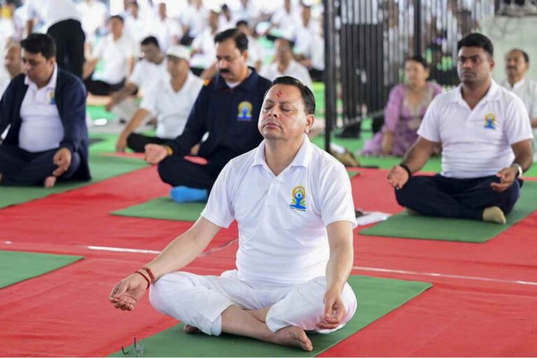 मुख्यमंत्री धामी ने बनबसा में किया सामूहिक योगाभ्यास, योग को दैनिक जीवन का हिस्सा बनाने का किया आह्वान