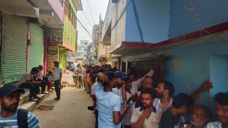 मुंगेर में लिंक फेल होते ही गैस बुकिंग ठप, भीषण गर्मी में घंटों खड़े रहे उपभोक्ता