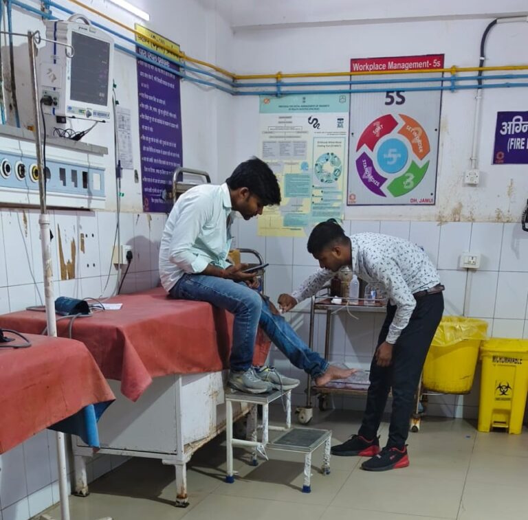 जमुई में पॉलिटेक्निक कॉलेज के पास बाइक अनियंत्रित होकर पलटी, युवक घायल