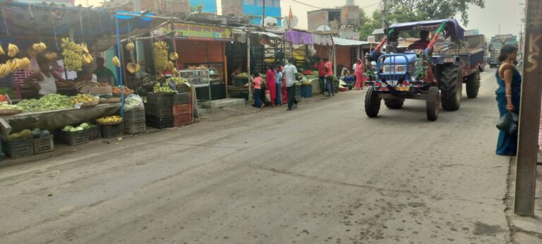 खड़गपुर लोहची बाजार में सड़क किनारे बढ़ते अतिक्रमण से दुर्घटना का खतरा, प्रशासन मौन