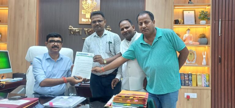 शिक्षक की मौत के बाद प्रशासन हरकत में, खतरनाक पेड़ हटाने का निर्देश