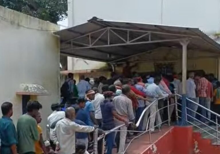 भीषण गर्मी में भी नहीं थम रहा मजदूरों का पलायन, स्टेशन पर उमड़ रही भीड़