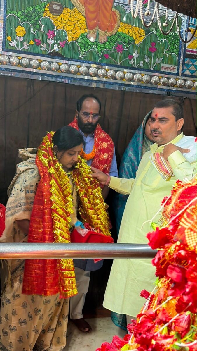विधान परिषद के सदस्य बनने के बाद मां अंबिका भवानी के दरबार पहुंचे डॉ. संजय मयूख, पत्नी संग की विशेष पूजा-अर्चना 2 Whatsapp Image 2026 06 12 At 13.22.21