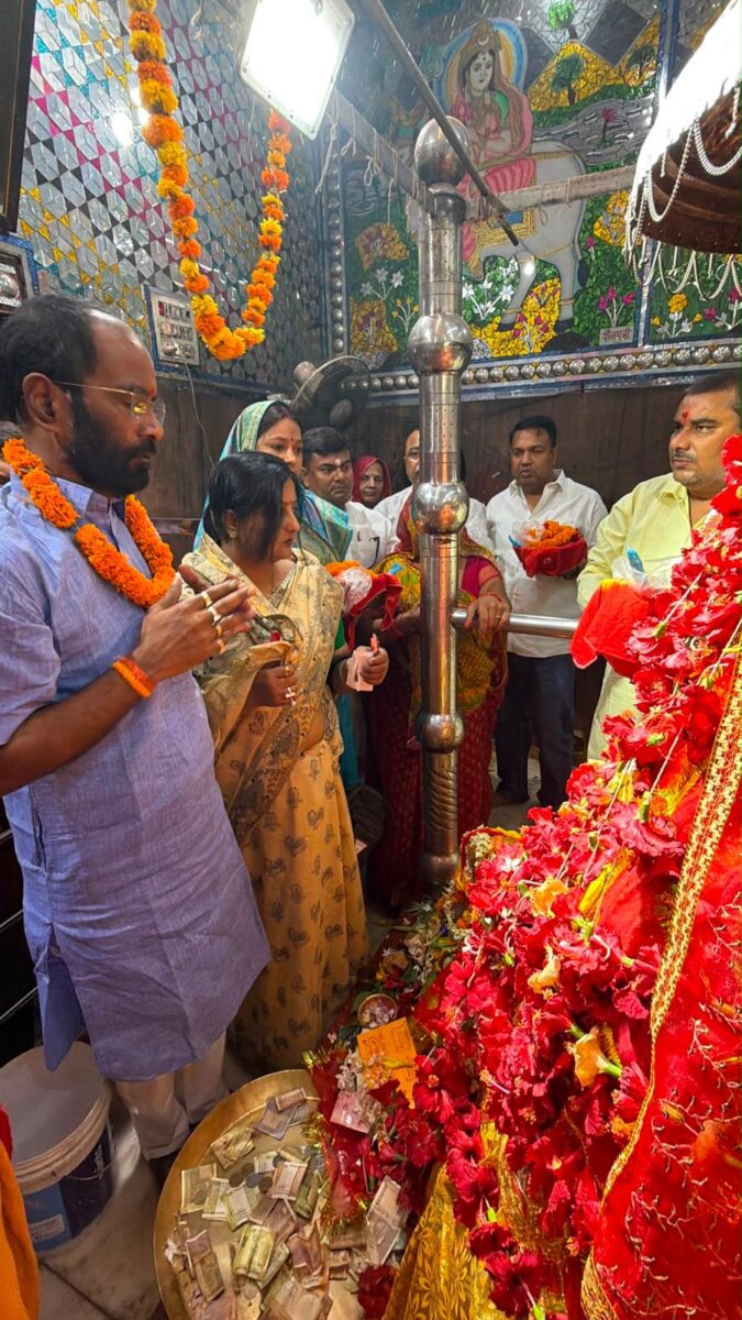 विधान परिषद के सदस्य बनने के बाद मां अंबिका भवानी के दरबार पहुंचे डॉ. संजय मयूख, पत्नी संग की विशेष पूजा-अर्चना 1 Whatsapp Image 2026 06 12 At 13.22.22