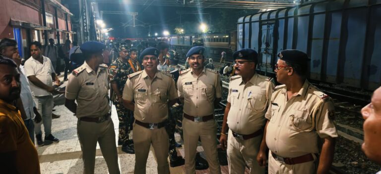 सिपाही भर्ती परीक्षा के बाद जमुई स्टेशन पर अभ्यर्थियों की भारी भीड़, प्रशासन रहा अलर्ट मोड में