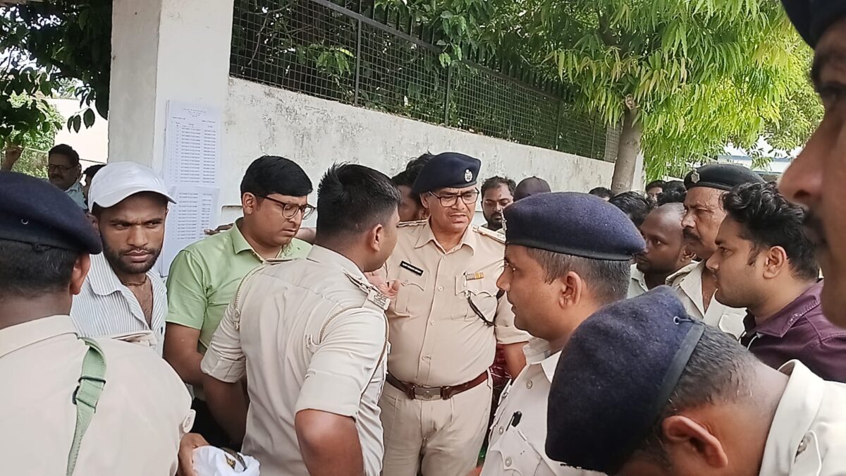सीवान में सिपाही भर्ती परीक्षा के दौरान भारी हंगामा, परीक्षार्थियों ने नकल का आरोप लगा काटा बवाल सीवान में सिपाही भर्ती परीक्षा के दौरान भारी हंगामा, परीक्षार्थियों ने नकल का आरोप लगा काटा बवाल