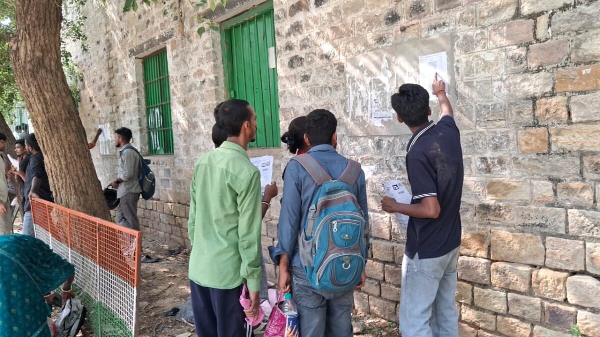 मद्य निषेध सिपाही भर्ती परीक्षा: हंगामे के बाद प्रशासन अलर्ट, रोहतास में परीक्षा केंद्रों पर दिखा पुख्ता इंतजाम 1 Whatsapp Image 2026 06 17 At 8.35.33 Am