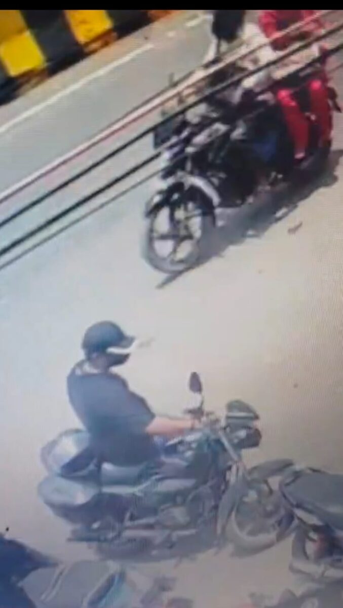 पटना में बैंक के बाहर खड़ी मोटरसाइकिल पर चोर ने किया हाथ साफ, सीसीटीवी में कैद हुई वारदात, जांच में जुटी पुलिस 2 Whatsapp Image 2026 06 20 At 4.24.49 Pm 1