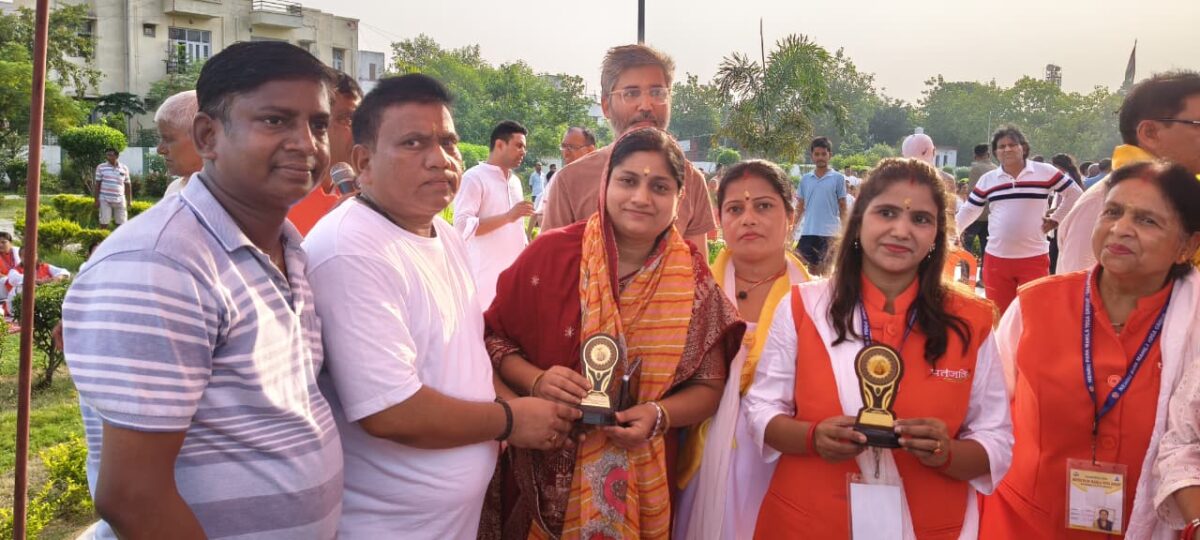 सासाराम में अंतर्राष्ट्रीय योग दिवस पर नेहरू पार्क में योग शिविर का आयोजन, संकल्प सेवा संस्थान ने बांटी दही लस्सी और तौलिया 3 Whatsapp Image 2026 06 21 At 10.06.12 Am 1