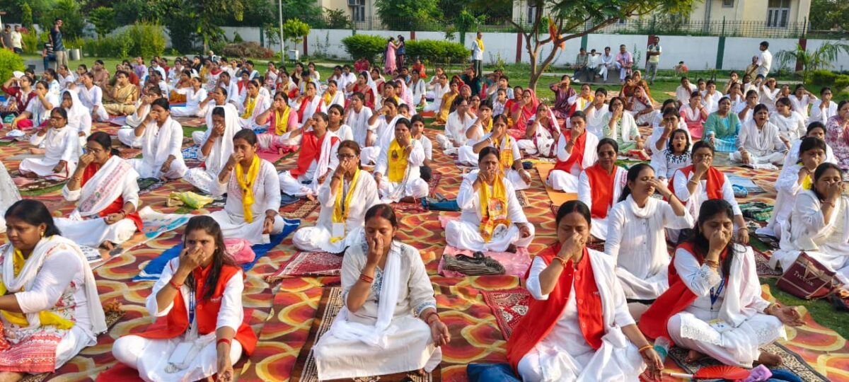 सासाराम के नेहरू पार्क में योग का महासंगम, अंतर्राष्ट्रीय योग दिवस पर हजारों लोगों ने किया सामूहिक योगाभ्यास 4 Whatsapp Image 2026 06 21 At 6.41.15 Am